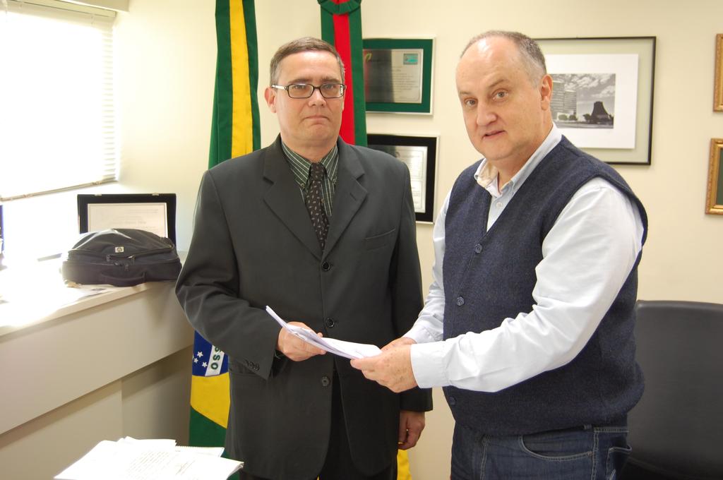Armando Lotti (E) entrega documento a Barros Silva