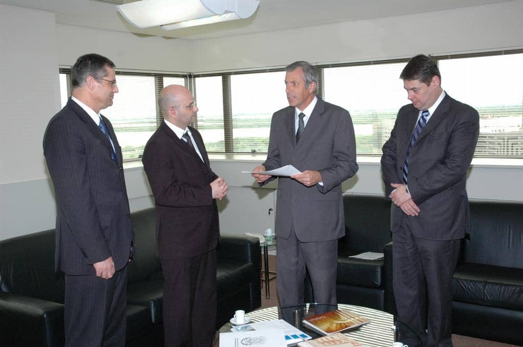Mauro Renner recebe documentação de Aod Cunha