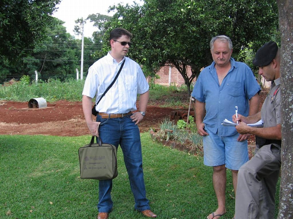 promotor Rauber (à esquerda) durante a ação