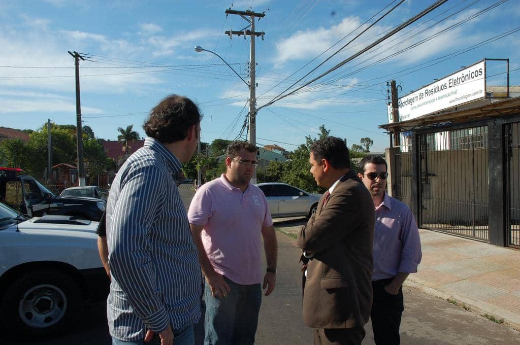 Subprocurador e Promotores conversam com delegado