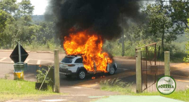 Viatura da PM foi incendiada na fuga (Foto: Portela Online)