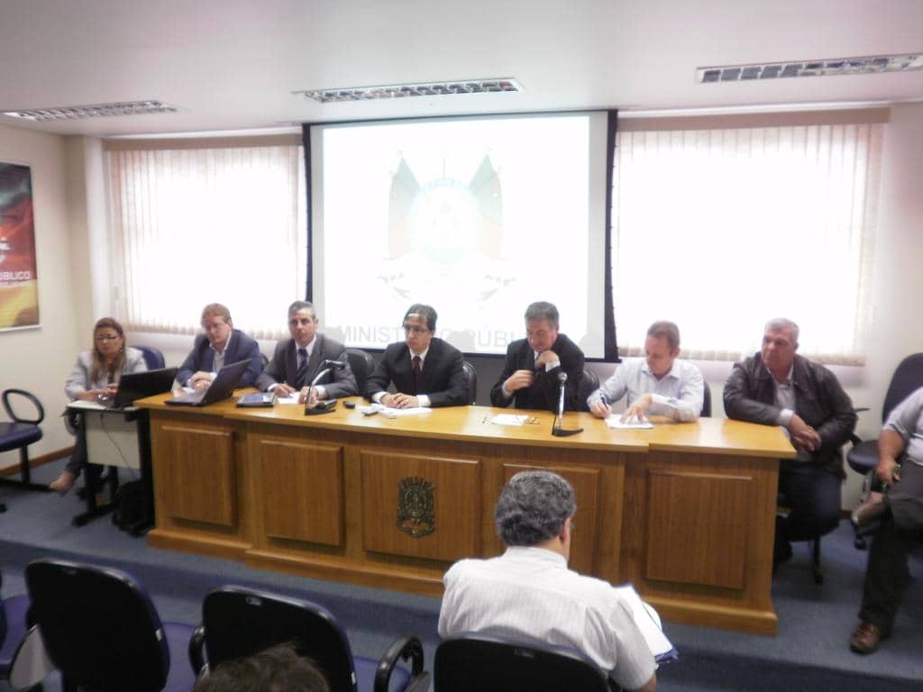 Promotor Fernando Andrade Alves (C, na mesa) coordenou encontro...