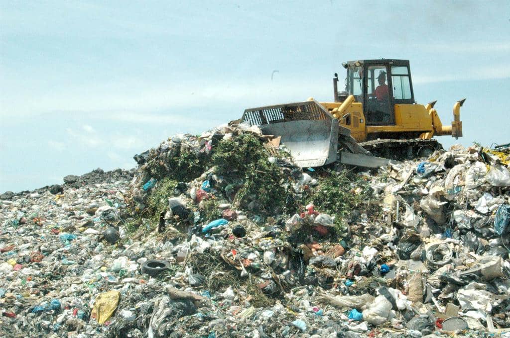 Resíduos sendo compactados logo após chegada