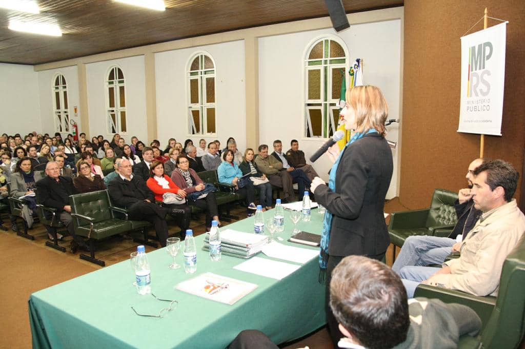 Promotora Cláudia Formolo  durante a audiência 