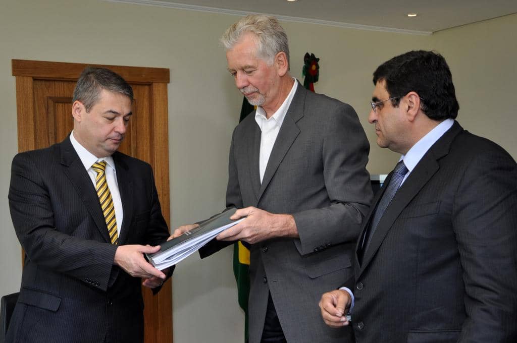 Eduardo de Lima Veiga recebe de José Fortunati documentação