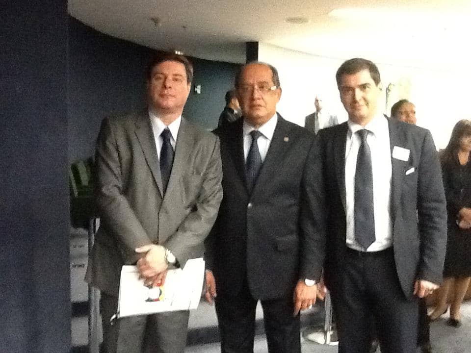Ivory Coelho Neto e David Medina com Gilmar Mendes (ao centro)