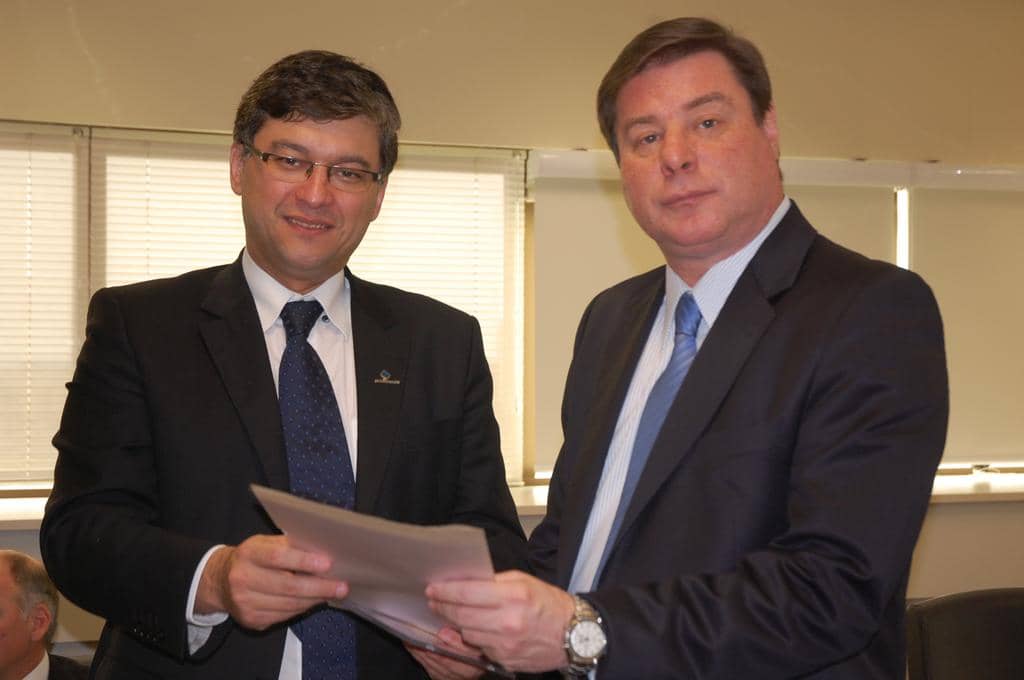 Ricardo Neves Pereira entregou autos de lançamento a Ivory Coelho Neto ...