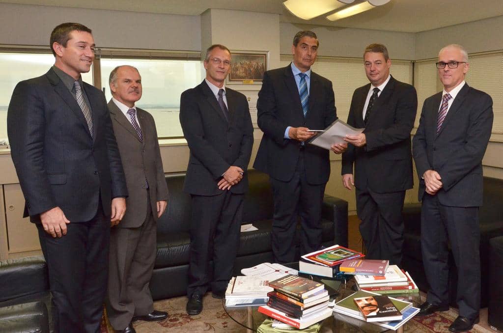 Chefe do MP recebeu material das mãos do Secretário da Fazenda