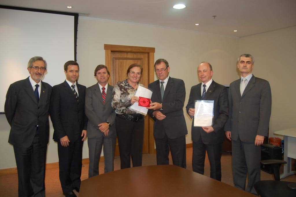 Integrantes do MP e Secretaria da Fazenda durante entrega da documentação