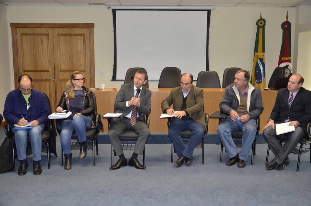 Daniel Martini e o Deputado Zé Nunes (centro) durante a reunião...