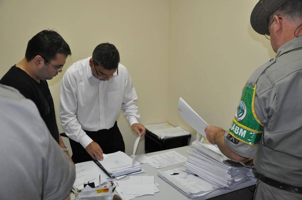 Herbstrith (C) durante a operação Ouro Verde com auxílio da BM