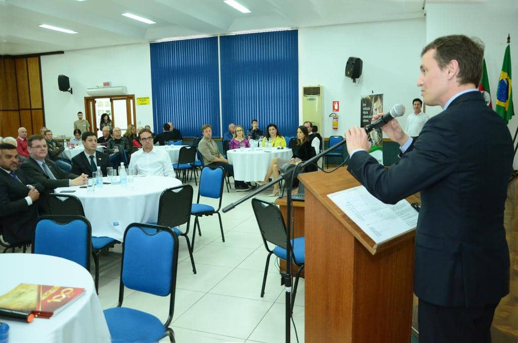 Fabiano Dallazen palestrou na reunião-almoço da CACISC, em Cachoeira do Sul