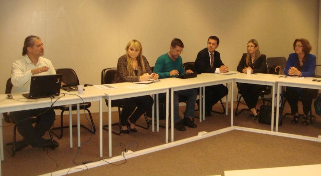 Promotor José Francisco Seabra (Centro e de terno) participou da reunião