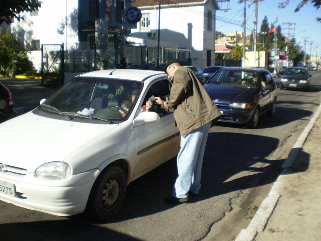 Promotor José Olavo entrega material da campanha