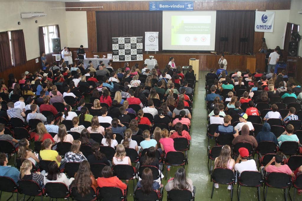 Alunos das redes pública e privada de ensino...