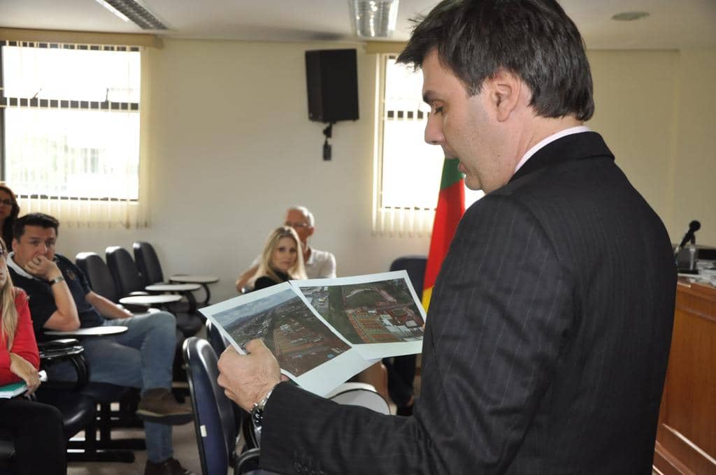 Felipe Teixeira Neto analisa fotos aéreas do empreendimento