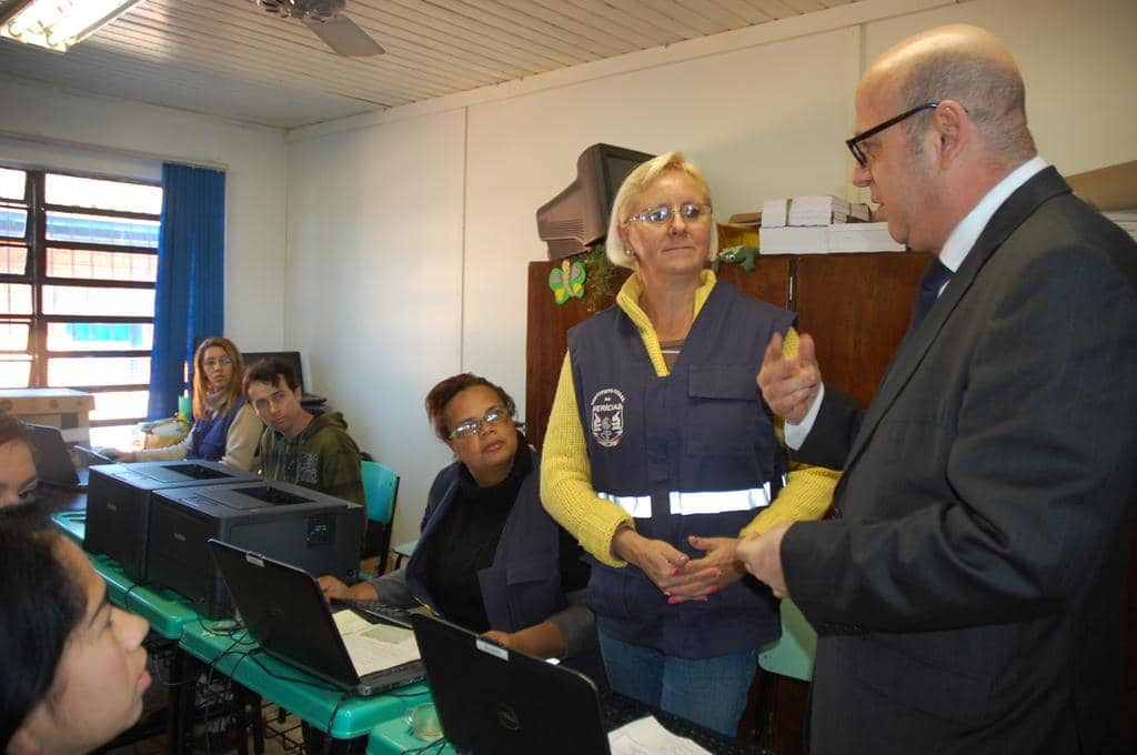 Coordenador do CAODH conversa com agentes do IGP