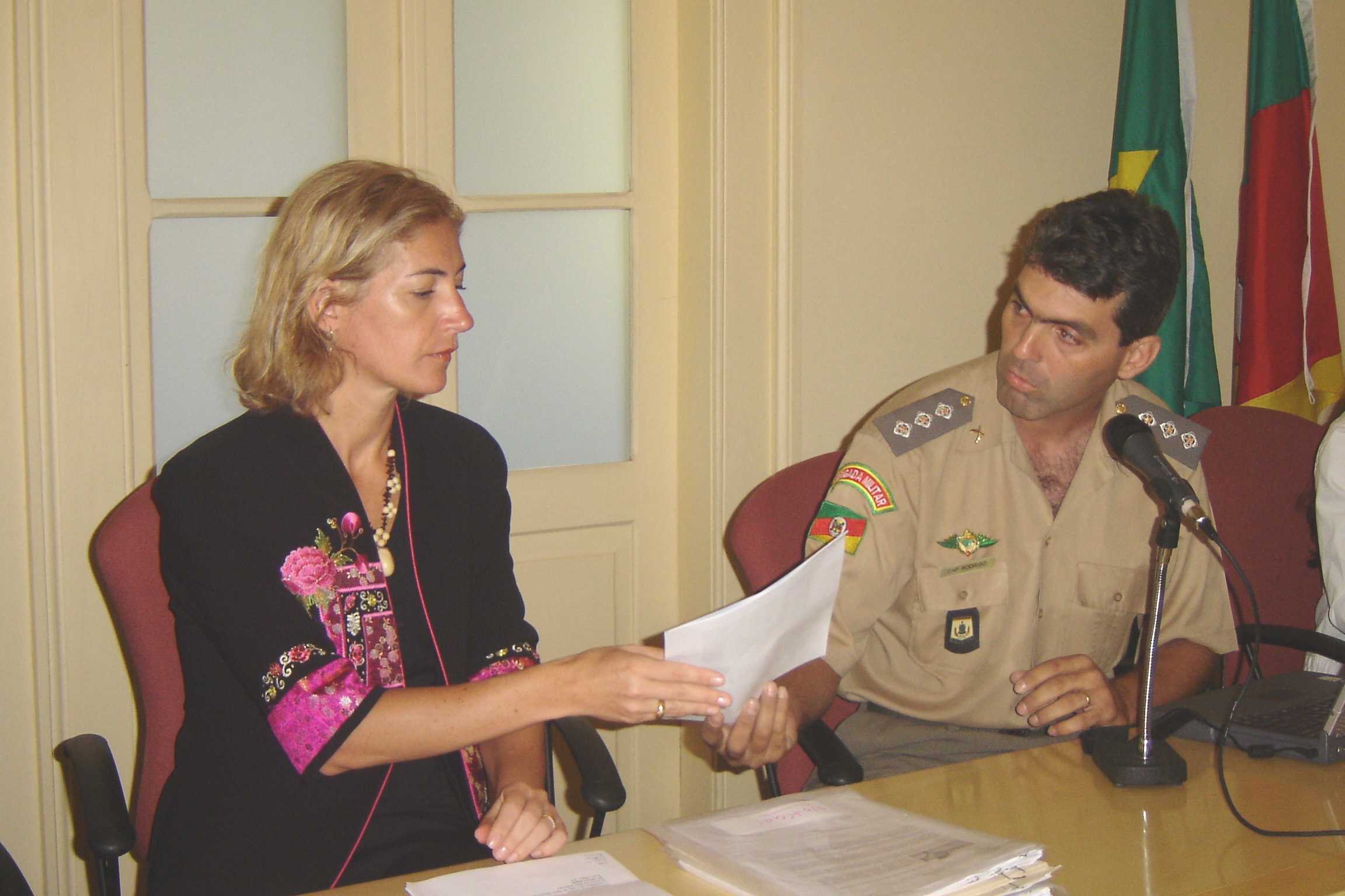 Sílvia Cappelli recebe relatórios do Comando Ambiental