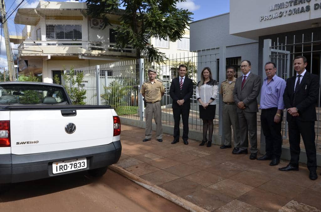 Diversas autoridades da região prestigiaram o ato de entrega do veículo