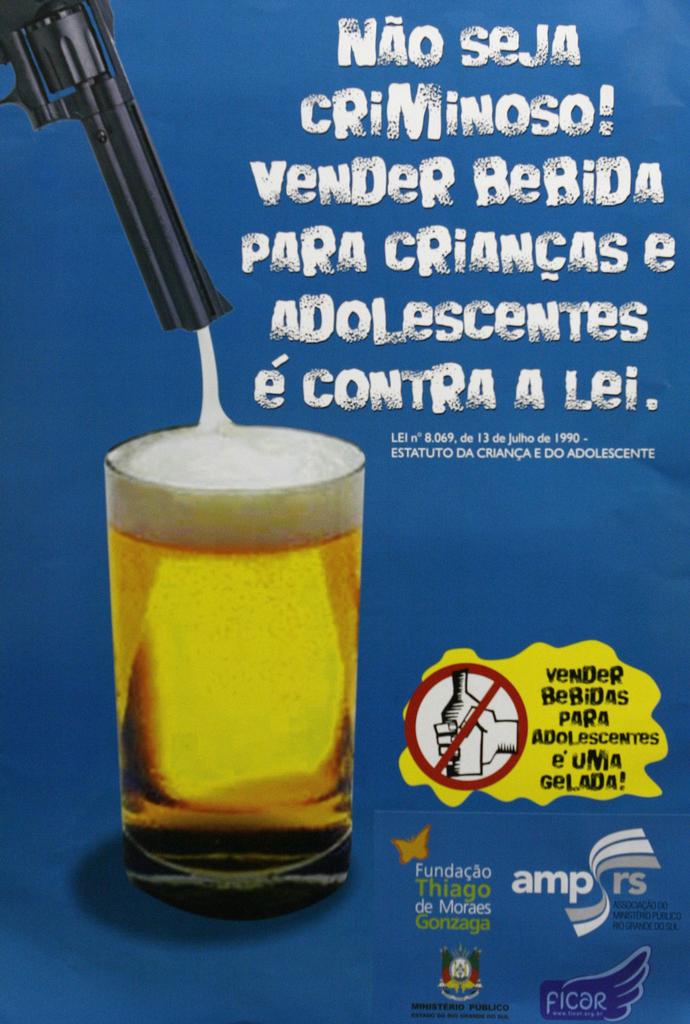 MP distribuiu cartazes que alertam sobre venda de bebidas alcoólicas para adolescentes