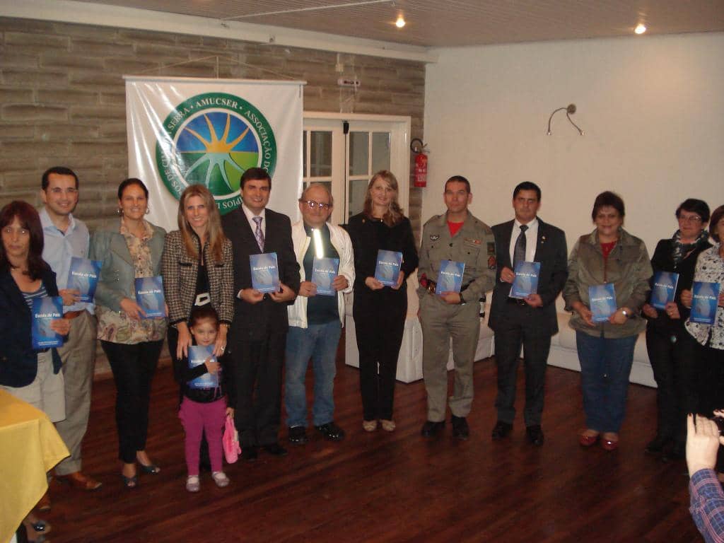 Autoridades durante o lançamento 