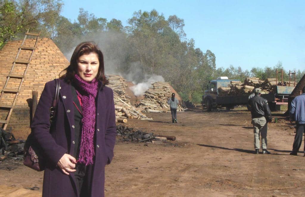 Giani Pohlmann Saad em uma carvoaria de Cachoeira do Sul