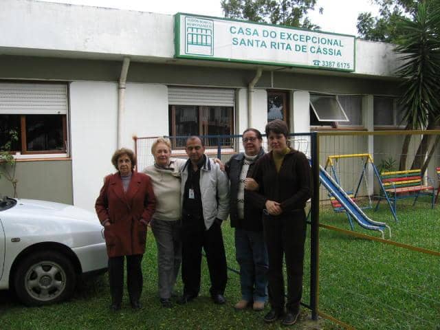 Representantes da Casa Santa Rita e do Centro Clínico Gaúcho no dia da entrega