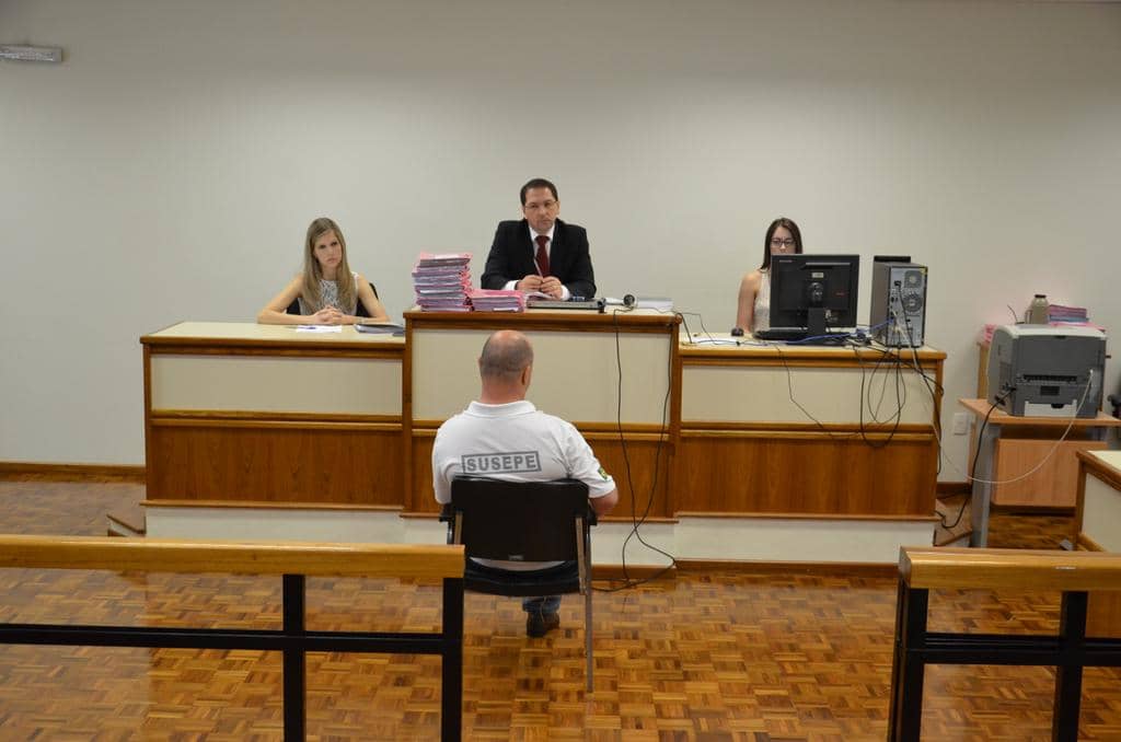 Promotora Silvia Jappe (E) participou da audiência no Fórum da cidade