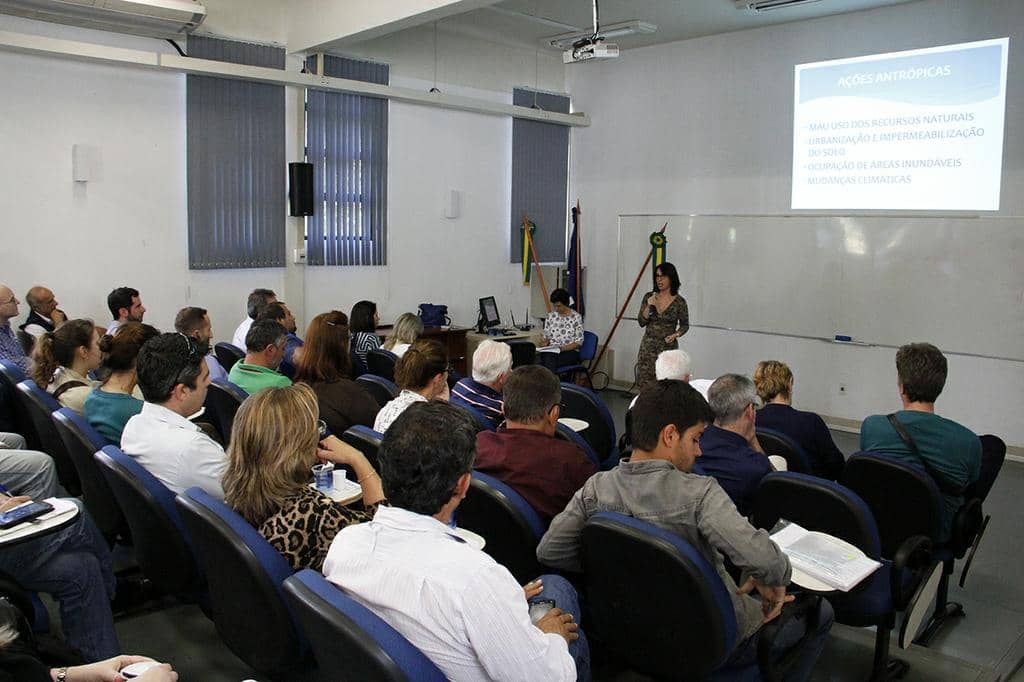 Ximena Cardozo Ferreira apresentou sua dissertação de mestrado...