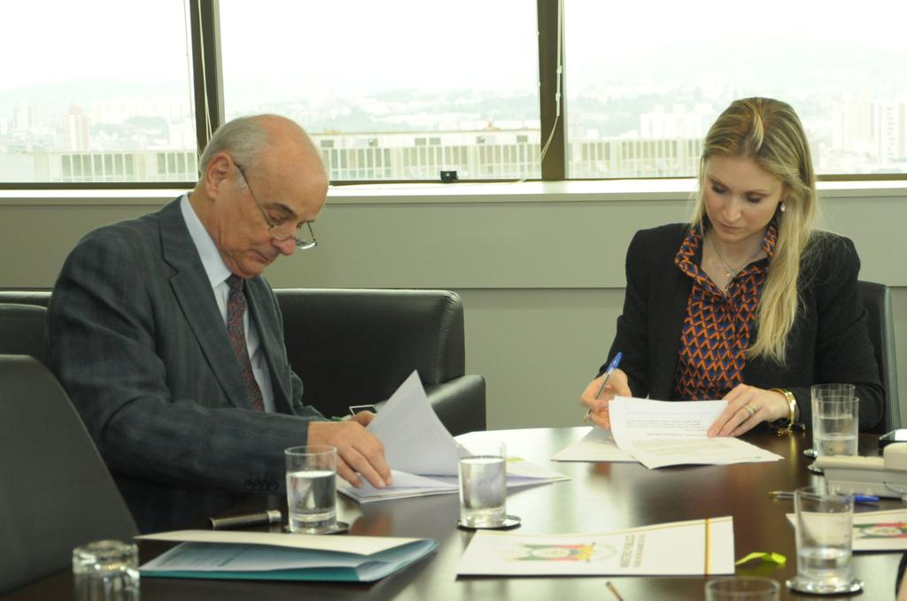 Roberto Py Gomes da Silveira e Débora Menegat durante a assinatura