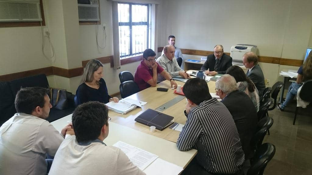 Adrio Gelatti (de terno, ao fundo) em audiência com membros do Daer, Estado e Município