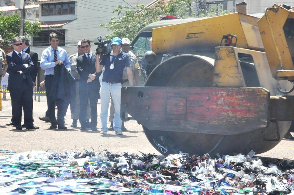 Promotores de Justiça acompanharam destruição de itens piratas