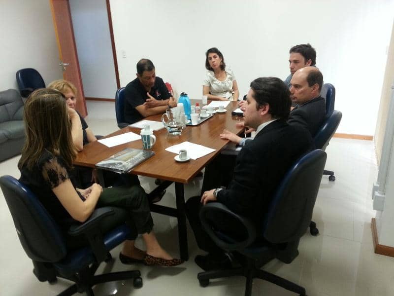 Promotora Ximena (C) durante reunião na Promotoria