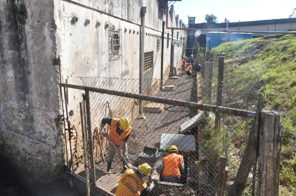 Mão de obra dos presos é utilizada para a instalação do esgoto cloacal