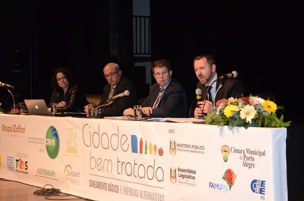 Painel que abordou as perspectivas da implantação da Política Nacional de Resíduos Sólidos