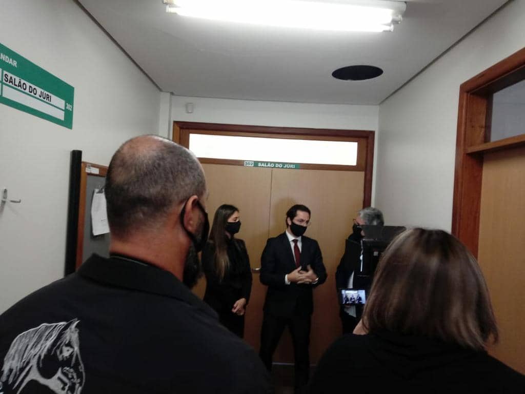 Promotores concedendo entrevista à imprensa