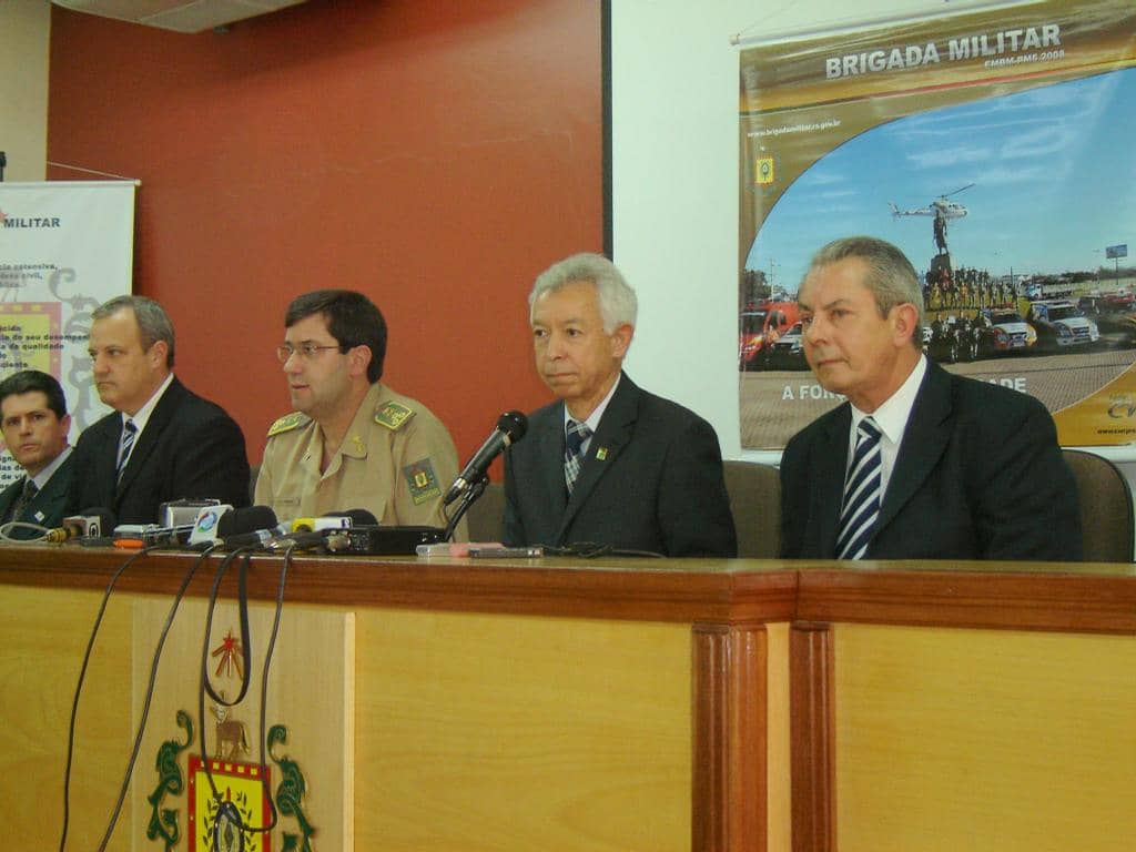 Ziomkowski (D) durante coletiva realizada no QG da Brigada Militar