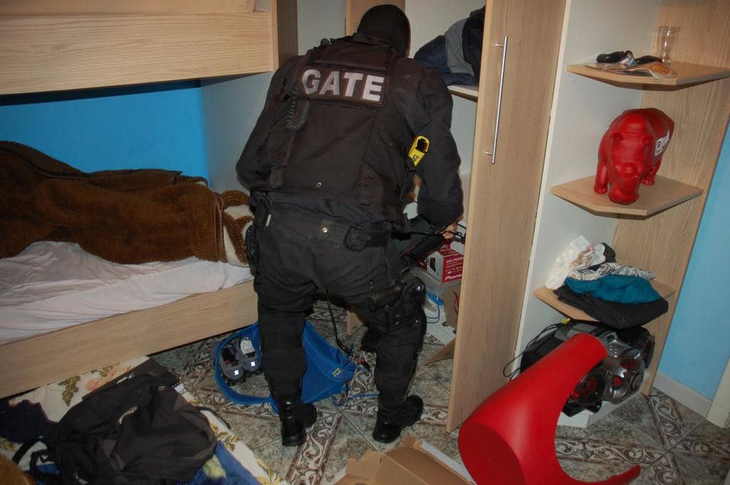 Policiais vasculharam casa de traficantes
