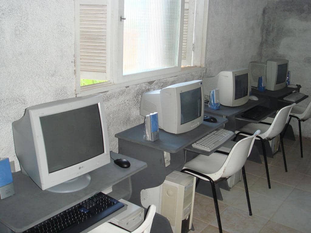 Ao todo, 50 computadores com mobiliário para laboratórios de informática foram repassados
