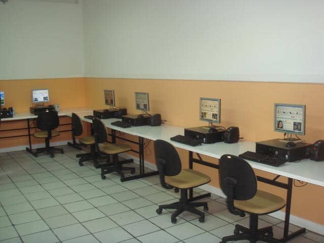 Mais de 430 computadores feitos a partir de equipamentos apreendidos já foram doados
