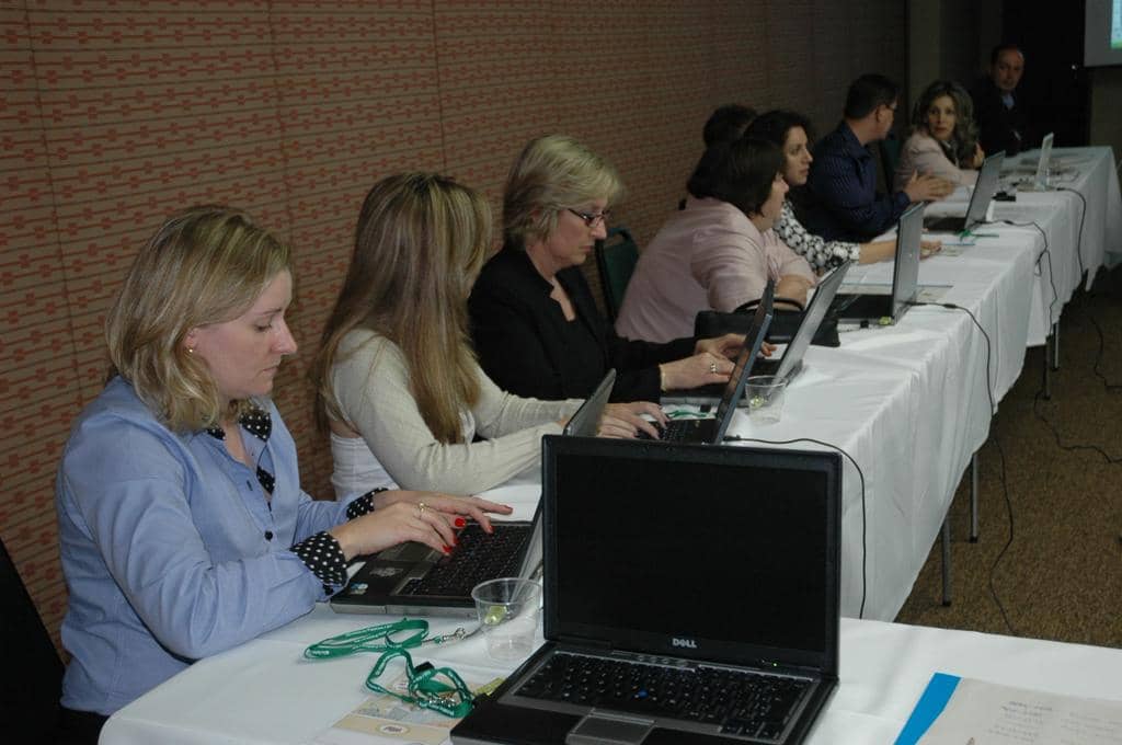 Para economizar papel, Promotores optaram pelo uso de computadores durante as oficinas