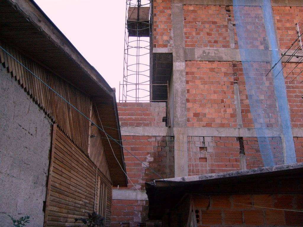 Obra que estava sendo erguida no local