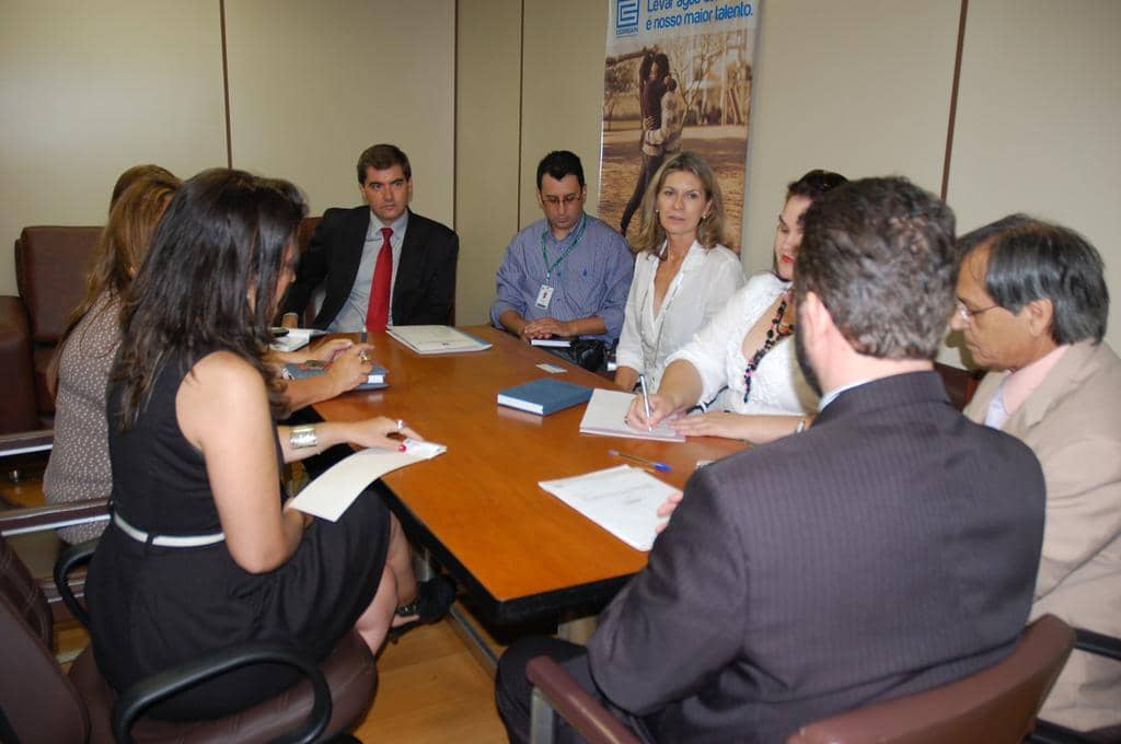 David Medina da Silva e Veleda Dobke participaram de reunião na Corsan