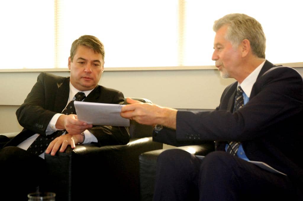 Veiga recebeu material do Prefeito de Porto Alegre