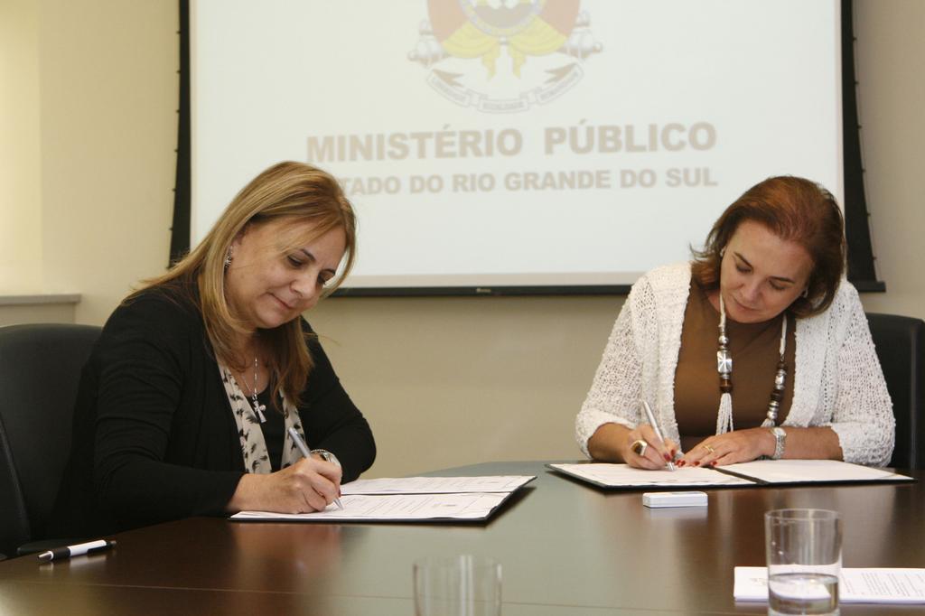 Regina Telli e Simone Mariano da Rocha durante assinatura do termo de cooperação