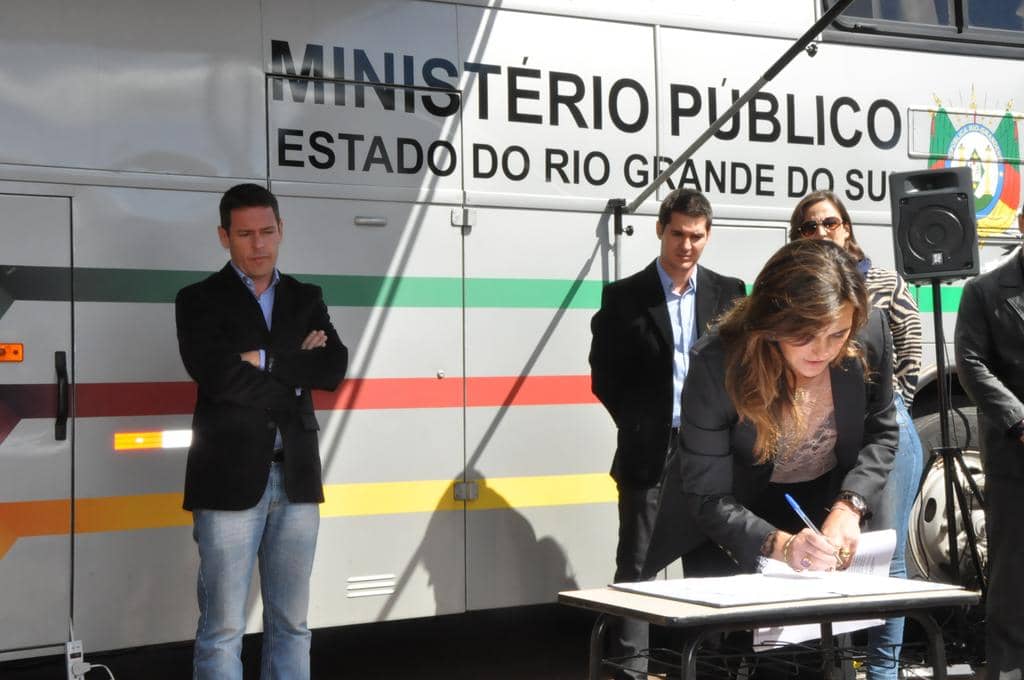 Promotora firma o documento em Coxilha