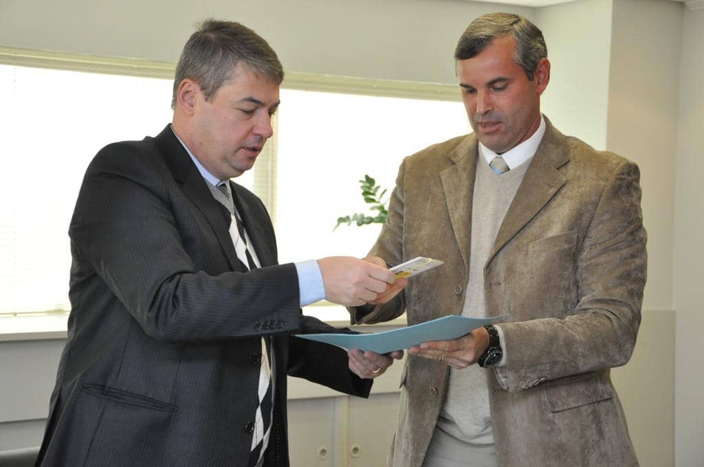 Veiga recebe CDs das mãos de Pinheiro