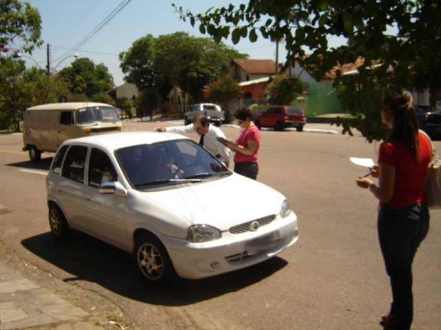 Abordagem dos veículos que  transportavam eleitores