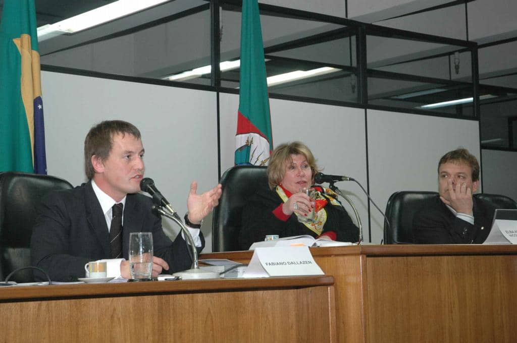 Dallazen durante manifestação no seminário