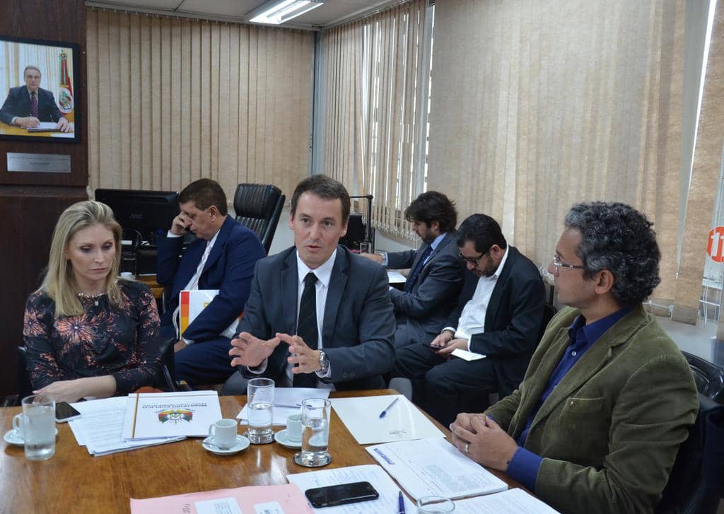 Débora Menegat, Fabiano Dallazem e Frederico Antunes na reunião...